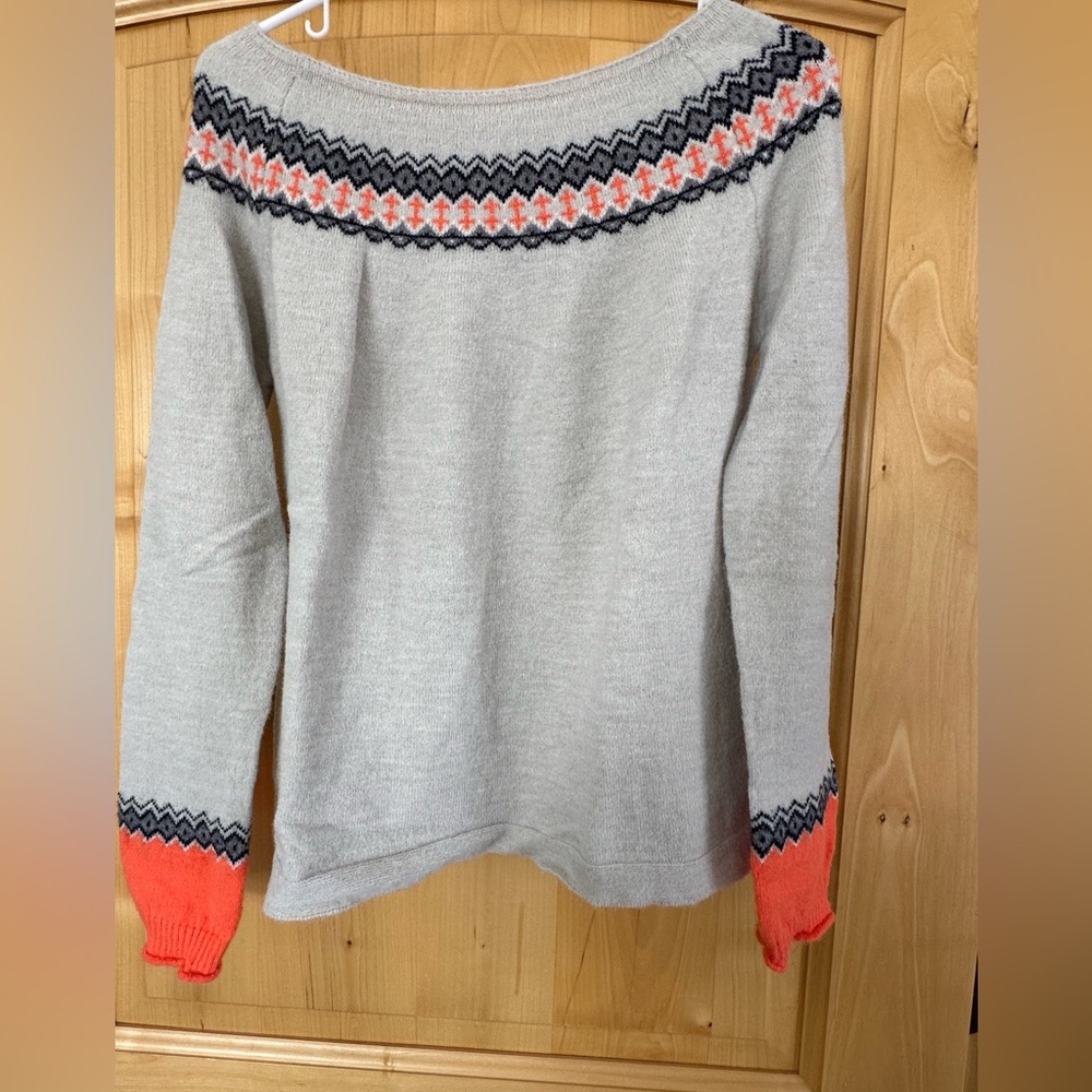 Small sweater with orange details